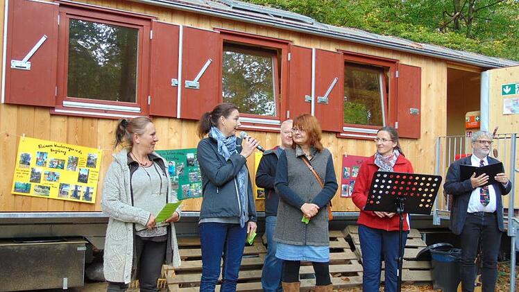 Tina Vogel von der Diakonie stellt die Erzieherinnen vor. Foto: Petra Malbrich