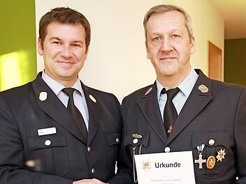 KBM Harald Kraus (links) überreicht Werner Fischer das Ehrenkreuz mit Urkunde. Foto: Mathias Erlwein