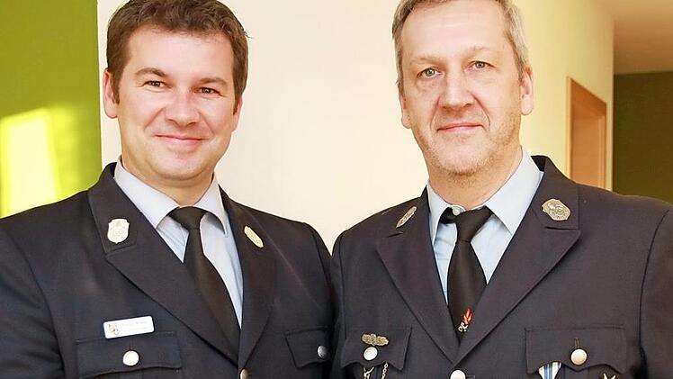 KBM Harald Kraus (links) überreicht Werner Fischer das Ehrenkreuz mit Urkunde. Foto: Mathias Erlwein