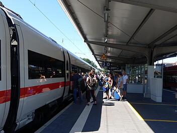 Reisende am ICE im Coburger Bahnhof: Die Züge werden gut angenommen. Hans Michelbach hält es für wahrscheinlich, dass 2021 der Zwei-Stunden-Takt kommt. Foto: Simone Bastian