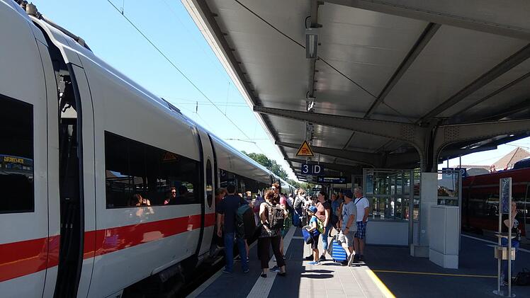 Reisende am ICE im Coburger Bahnhof: Die Züge werden gut angenommen. Hans Michelbach hält es für wahrscheinlich, dass 2021 der Zwei-Stunden-Takt kommt. Foto: Simone Bastian