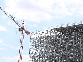 Der Bürgerentscheid soll klären, wie hoch das geplante Hochregallager der Firma Uniwell gebaut werden darf. Unser Archivbild entstand in Bad Neustadt, wo im vergangenen Jahr ein 42 Meter hohes Hochregallager eines Wellpappenherstellers  eröffnet wurde. Hubert Herbert