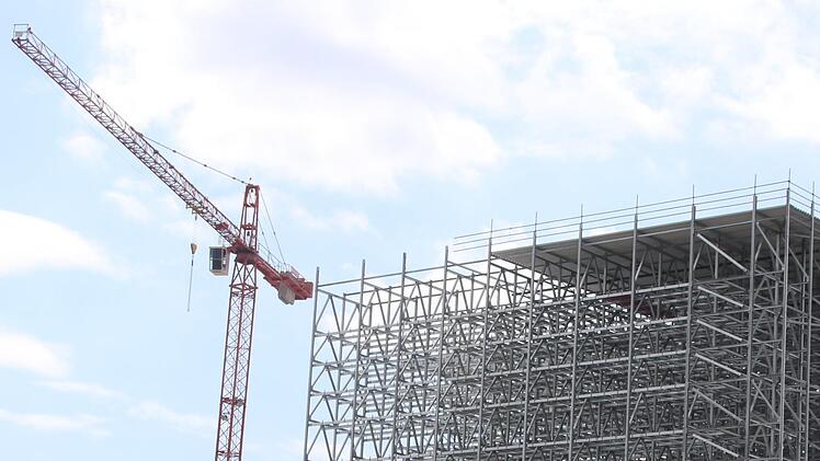 Der Bürgerentscheid soll klären, wie hoch das geplante Hochregallager der Firma Uniwell gebaut werden darf. Unser Archivbild entstand in Bad Neustadt, wo im vergangenen Jahr ein 42 Meter hohes Hochregallager eines Wellpappenherstellers  eröffnet wurde. Hubert Herbert