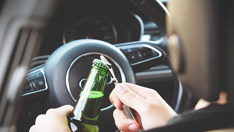Vor dem Fahren zu trinken, ist grob fahrlässig. Man gefährdet sich und andere.