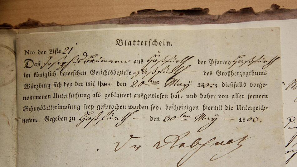 Ein Blatterschein aus dem Jahr 1803. Der Haßfurter Arzt Dr. Rebholz stellte ihn dem späteren Haßfurter Bürgermeister Josef Baumann ein Jahr nach dessen Geburt aus. Ein solches Dokument war nach Einführung der Impfpflicht die Voraussetzung für eine Ansiedlung als Bürger in der heutigen Kreisstadt. Foto: Stadtarchiv Haßfurt