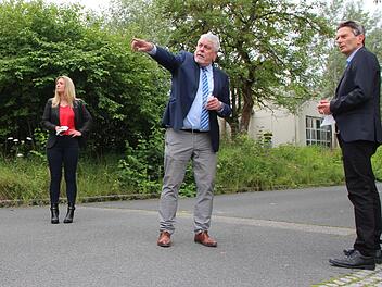 Alt-OB Norbert Tessmer (Mitte) und SPD-Bundestagskandidatin Ramona Brehm zeigten am Donnerstag Rolf Mützenich das ehemalige BGS-Gelände.