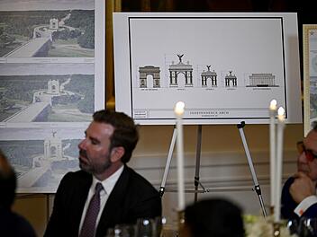 US-Präsident Trump präsentiert Modell eines Triumphbogens