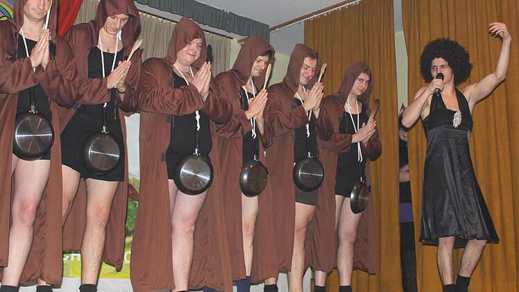 Die Männerballettgruppe Fanta 9 brachte als Mönche das Publikum zum Lachen.