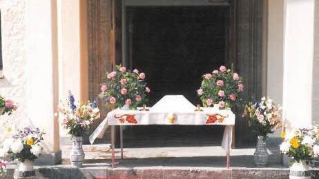 Kunst vor der Kirche. Bei schönem Wetter strahlt der Blumenteppich, den Rosi Seidl vor die Kirche legt.  Repro: Tom Müller