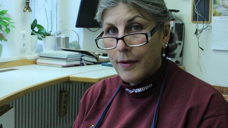 Damit der Vogel richtig trocknet, wird die Haut mit Nadeln auf dem neuen Körper fixiert.