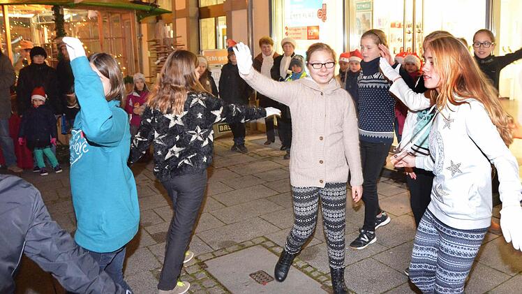 Vorführung der Tanzschule Drosd Tessari auf dem Weihnachtsmarkt in Bad Kissingen
