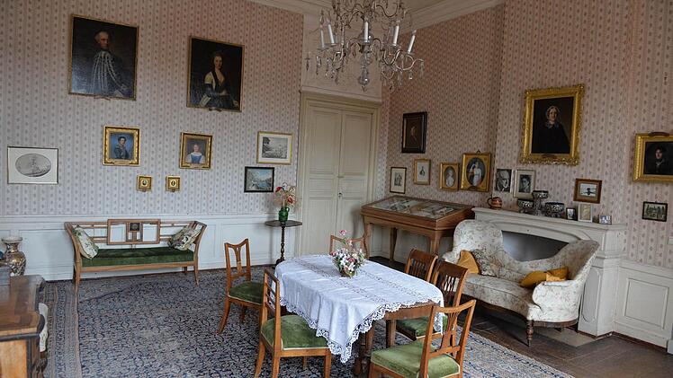 Blick in einen Biedermeiersalon im Schloss. Foto: Ronald Rinklef