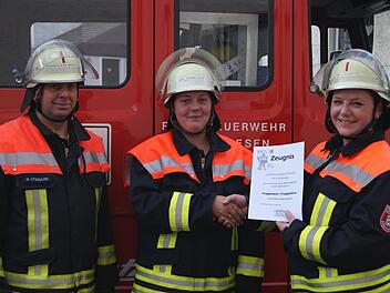 Feuerwehr Steinwiesen Lehrgang 2: Ausbilderin und Kommandantin Kerstin May (re) übereichte der Lehrgangsbesten Kathrin Gremer-Schneider (Mitte) ihr Zeugnis. Sie erreichte beim schriftlichen Test die volle Punktzahl. Links stellvertretender Kommandant Marcus Ströhlein. Foto: Andreas Porzel