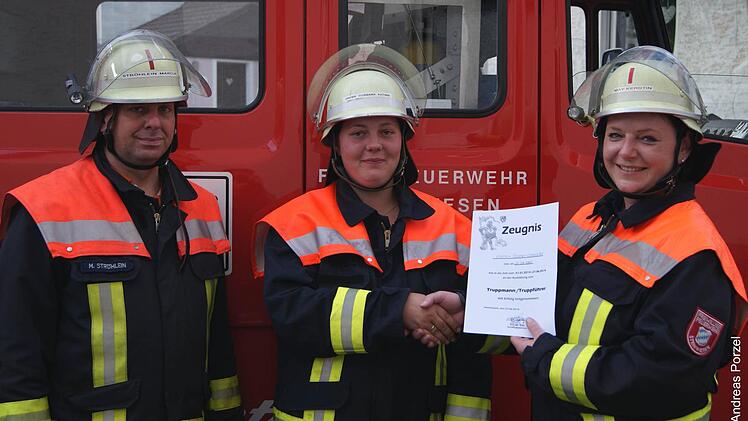 Feuerwehr Steinwiesen Lehrgang 2: Ausbilderin und Kommandantin Kerstin May (re) übereichte der Lehrgangsbesten Kathrin Gremer-Schneider (Mitte) ihr Zeugnis. Sie erreichte beim schriftlichen Test die volle Punktzahl. Links stellvertretender Kommandant Marcus Ströhlein. Foto: Andreas Porzel