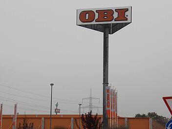 Im Stadt-Süden sind Pylone Mode: Obi (oben) hat einen, Aral und KFC (im Hintergrund) einen gemeinsam. Foto: roepert