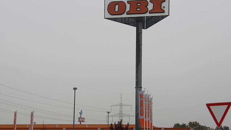 Im Stadt-Süden sind Pylone Mode: Obi (oben) hat einen, Aral und KFC (im Hintergrund) einen gemeinsam. Foto: roepert
