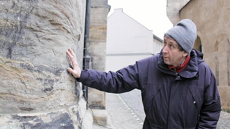 Jost Lohmann betrachtet interessiert die Ausscheuerung. Hier stießen die Kutschen der Fürstbischöfe an, weil die Gassen in Bamberg zu eng für die Gefährte waren. Foto: Eva-Maria Bast