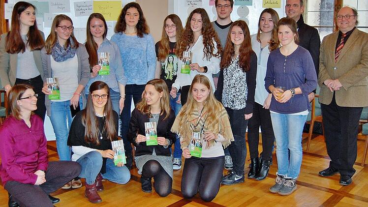 Die Projektgruppe mit Religionslehrerin Eva-Maria Oettinger (links unten) sowie Bürgermeister Anton Schick (Zweiter von rechts) und Kulturreferent Peter Weidisch (rechts). Foto: Sigismund von Dobschütz