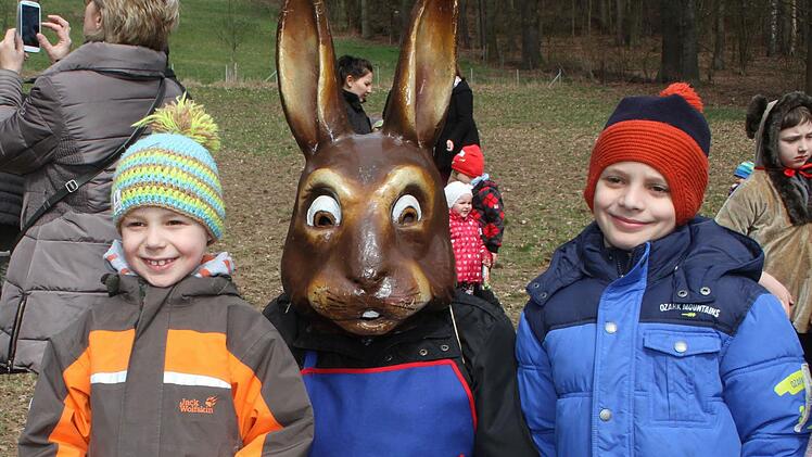 Vincent und Jonathan Lormes bekamen ein Gruppenbild mit Osterhase fürs Familienalbum. Foto: Sonja Adam