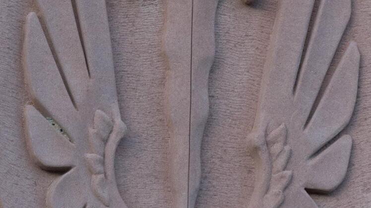 Auch im Dorfwappen finden sich die Insignien des Heiligen Michael wieder. Angebracht ist es an der Kirche St. Bonifatius. Foto: Björn Hein
