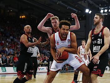 Elias Harris (mit Ball) und seine Mitstreiter ließen im Play-off-Viertelfinale der letzten Saison drei Mal gegen die Würzburger (v. l.) Maurice Stuckey, Max Ugrai und Brendon Lane die Muskeln spielen. Im Derby am Freitag wird es wohl nicht anders sein. Foto: Daniel Löb