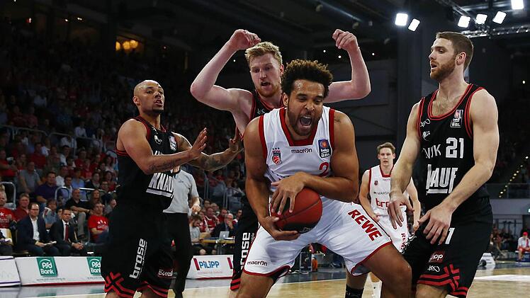 Elias Harris (mit Ball) und seine Mitstreiter ließen im Play-off-Viertelfinale der letzten Saison drei Mal gegen die Würzburger (v. l.) Maurice Stuckey, Max Ugrai und Brendon Lane die Muskeln spielen. Im Derby am Freitag wird es wohl nicht anders sein. Foto: Daniel Löb