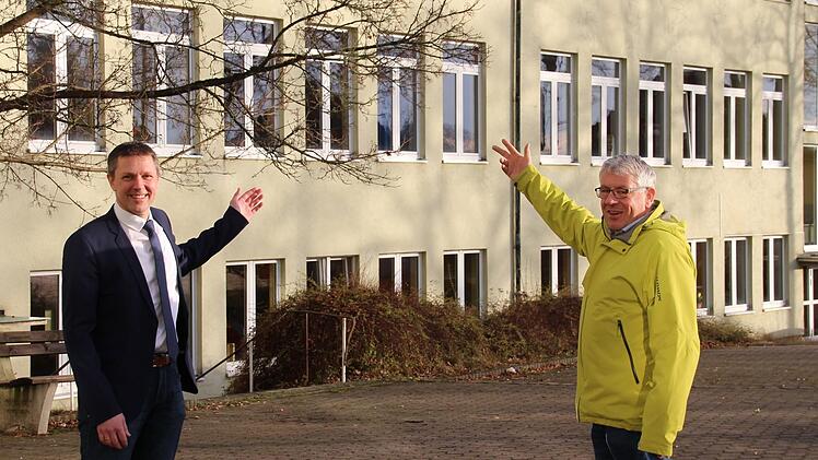 Bürgermeister Marco Steiner und Projektverantwortlicher Gerhard Eller (von links) deuten darauf: Dieser Gebäudeteil wird saniert.