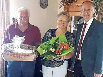 Bürgermeister Franz Uome gratulierte Günther und Marga Opel herzlich zur goldenen Hochzeit. Foto: Klaus-Peter Wulf