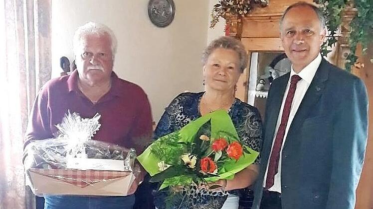 Bürgermeister Franz Uome gratulierte Günther und Marga Opel herzlich zur goldenen Hochzeit. Foto: Klaus-Peter Wulf