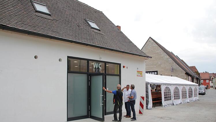 Der behindertengerechte Eingang und die neu gestaltete Fassade prägen jetzt die öffentliche Toilettenanlage am Kommunbrauhaus.  Foto: Andreas Dorsch