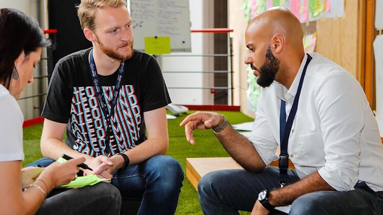 Beim Design-Thinking-Camp konnten alle Teilnehmer ihre Fragestellungen einbringen und sich gemeinsam an Lösungen machen. Stephan Raimer fühlte sich mit seiner Veranstaltungsreihe in Bamberg wohl, MGO-Geschäftsführer Walter Schweinsberg begrüßte die Gäste aus Nah und Fern. Alle Fotos: Matthias Hoch