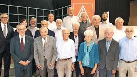 Über einen Zeitraum von 60 und 70 Jahren gehören diese Jubilare der IG Metall an. Erster Bevollmächtigter Jürgen Apfel (links) gratulierte den drei in der ersten Reihe stehenden Jubilaren für eine 70-jährige Zugehörigkeit.  Foto: Wolfgang Desombre