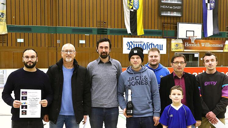 Die glücklichen Gewinner der Tombola. Von links: Emre Batmaz (1. Preis, Musical-Reise, gestiftet vom Reisebüro Schaffranek), Guido Novotny (2. Preis/Einkaufsgutschein von Intersport Leithner), Alexander Dupke vom Reisecenter Schaffranek, Patrick Sesselmann (4. Preis/Restaurantgutschein, gestiftet vom VfB), VfB-Kassier Matthias Kratzel, BR-Redaktionsleiter Alexander Müller, Loskind  Max Schramm und Julian Eber (3. Preis/Konzertkarten von der Bayerischen Rundschau).