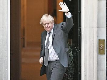 Boris Johnson, Premierminister von Großbritannien, winkt in der Tür der Downing Street, nachdem das britische Unterhaus dem Brexit-Handelspakt mit der Europäischen Union zugestimmt hat.  Foto: Dominic Lipinksi/PA Wire, dpa
