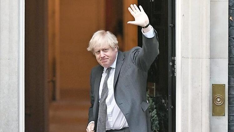Boris Johnson, Premierminister von Großbritannien, winkt in der Tür der Downing Street, nachdem das britische Unterhaus dem Brexit-Handelspakt mit der Europäischen Union zugestimmt hat.  Foto: Dominic Lipinksi/PA Wire, dpa