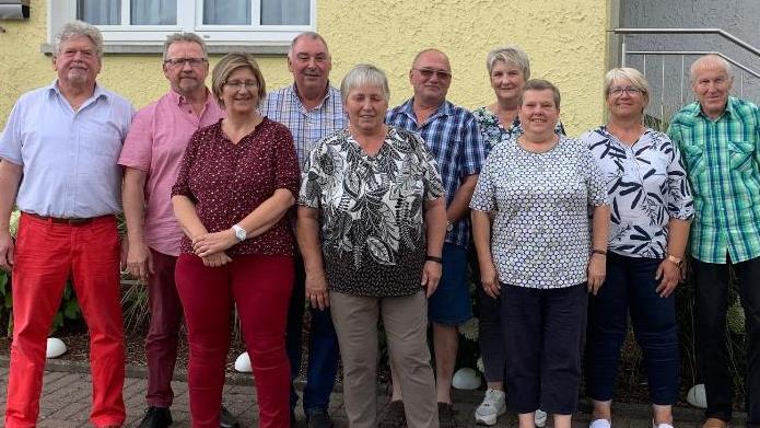 Der  neue Vorstand (von links hinten nach rechts vorne): Karl Klein (1. Vorsitzender), Engelbert Roth (Kreisvorsitzender), Robert Schiffler (Beisitzer), Michael Vogler (stellvertretender Kassier), Elisabeth Diller (Schriftführerin), Ulrike Nikolai...