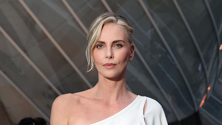 Charlize Theron feiert am 7. August ihren 50. Geburtstag.