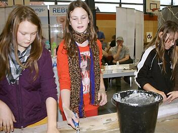 Diana Alsimbaev und Kimbely Lutz mauerten mit Begeisterung. Sie wollten beweisen, dass auch Mädchen Häuser bauen können.