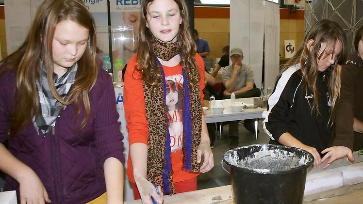 Diana Alsimbaev und Kimbely Lutz mauerten mit Begeisterung. Sie wollten beweisen, dass auch Mädchen Häuser bauen können.