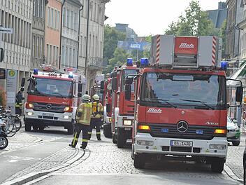 Ein großes Aufgebot an Feuerwehrfahrzeugen war am Donnerstagmorgen in der Langen Strße in Bamberg.  Foto: Ronald Rinklef