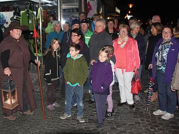 Wissbegierigen Gästen Einblick in Höchstadts Geschichte zu geben, macht Nachtwächterin Mirjam Wellein (links) Spaß.  Foto: Peter Groscurth