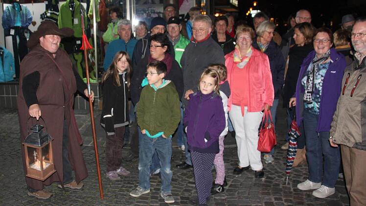 Wissbegierigen Gästen Einblick in Höchstadts Geschichte zu geben, macht Nachtwächterin Mirjam Wellein (links) Spaß.  Foto: Peter Groscurth