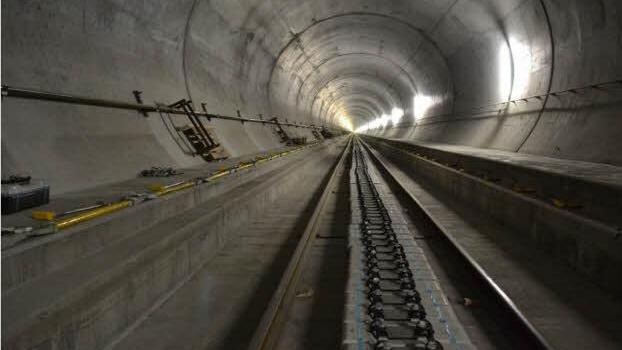 Hier fahren künftig Hochgeschwindigkeitszüge mit 250 km/h auf der festen Fahrbahn aus Beton. Foto: Transtec Gotthard