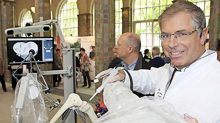 Prof. Dr. Christian Hendrich führte das Abfräsen eines Kniegelenkes mit einem Spezial-Roboter vor. Fotos: Ralf Ruppert