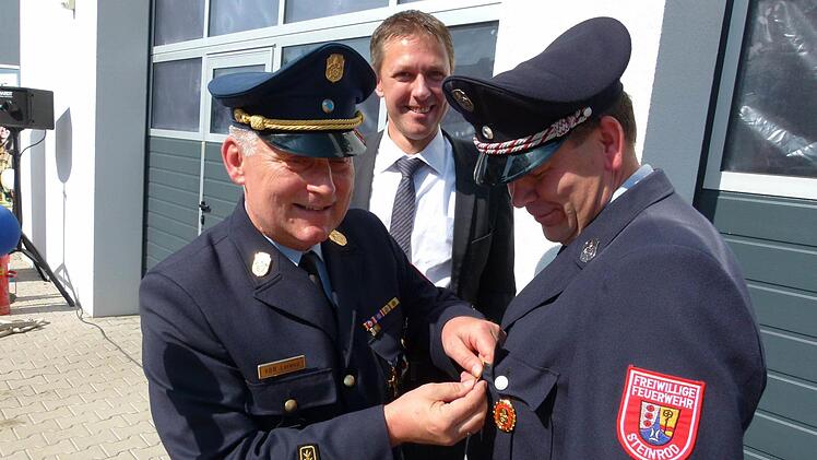Auszeichnung für Rüdiger Schmidt (rechts) durch Manfred Lorenz (links). Erster Gratulant war Bürgermeister Marco Steiner. Foto: Lothar Weidner