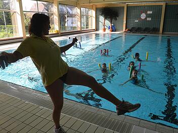 Das Bad in Gräfenberg ist sehr begehrt. Neben 13 Schulen aus dem Landkreis Forchheim schicken auch Klassen aus dem Nürnberger Land und Eckental die Kinder nach Gräfenberg. Außerdem gibt es auch private Kurse wie die "Aqua Girls" (Bild).  Foto: Archiv/Ronald Rinklef
