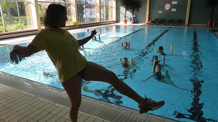 Das Bad in Gräfenberg ist sehr begehrt. Neben 13 Schulen aus dem Landkreis Forchheim schicken auch Klassen aus dem Nürnberger Land und Eckental die Kinder nach Gräfenberg. Außerdem gibt es auch private Kurse wie die "Aqua Girls" (Bild).  Foto: Archiv/Ronald Rinklef