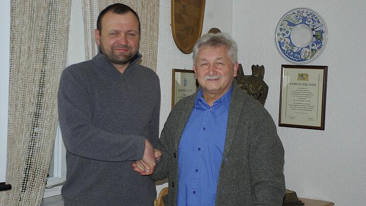 Rainer Breunig (links) ist neuer Förster im Fuchsstädter Wald. Bürgermeister Peter Hart (rechts) wünschte ihm einen erfolgreichen Start in einem gut gepflegten Forst.