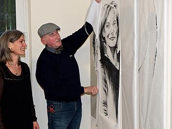 Völlig überrascht war Thea Kessler, als Konrad Albert ihr Portrait entblätterte. Foto: Gerd Schaar