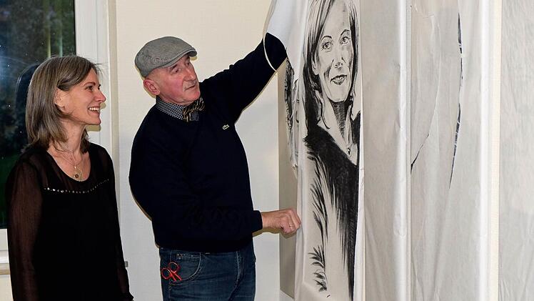 Völlig überrascht war Thea Kessler, als Konrad Albert ihr Portrait entblätterte. Foto: Gerd Schaar